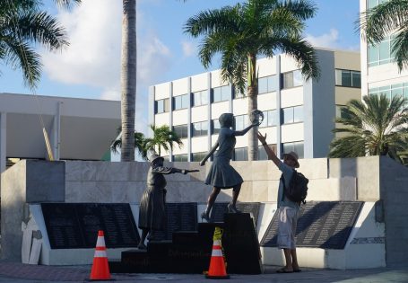 Spacer po George Town Heroes Square