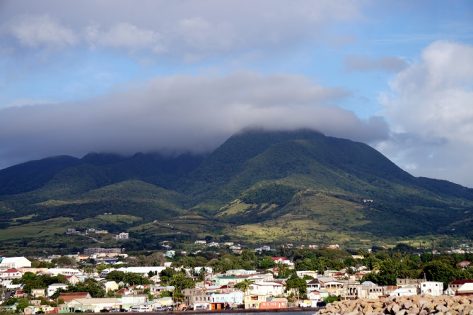 Widok z w morza na Basseterre oraz górujące nad miastem szczyty