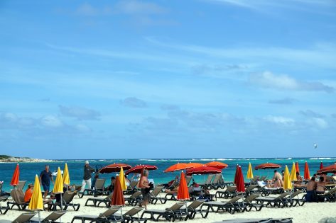 Kolorowa Plaża Orient na Saint Marten